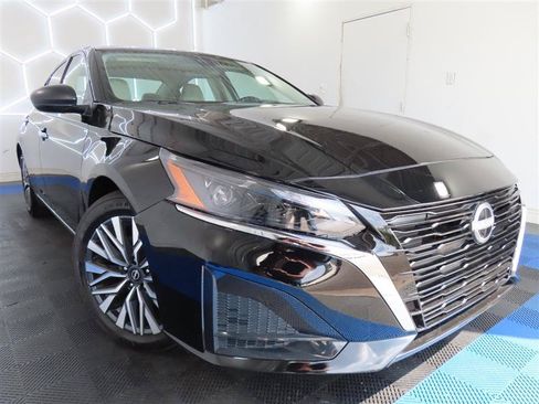 Used 2025 Nissan Altima 2.5 SV FWD image 2