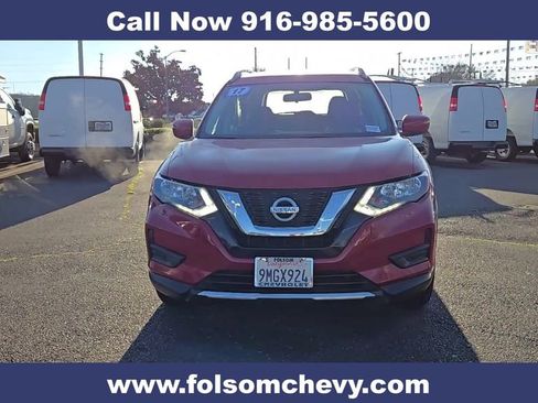 Used 2017 Nissan Rogue SV image 3