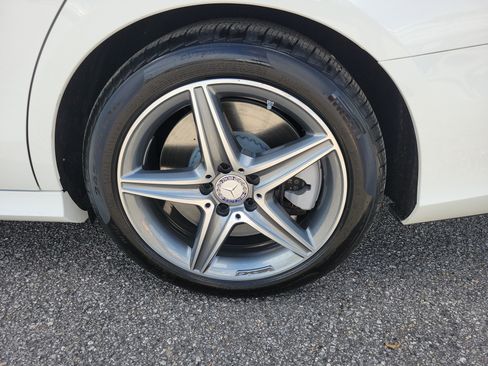 Used 2017 Mercedes-Benz E 400 4MATIC Wagon image 25