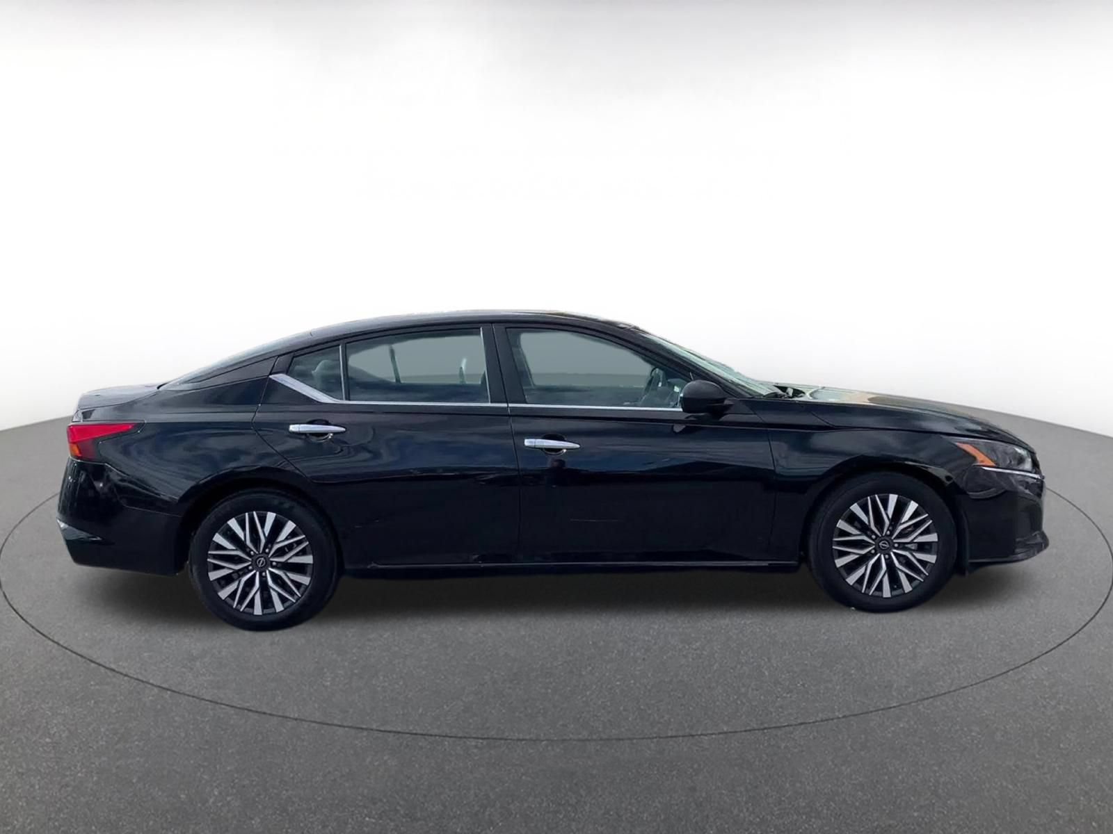Used 2025 Nissan Altima 2.5 SV FWD image 15