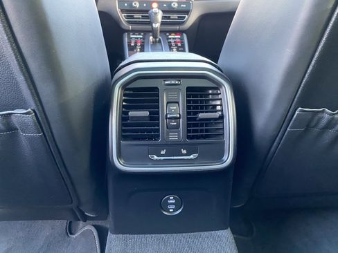 Used 2022 Porsche Macan image 30