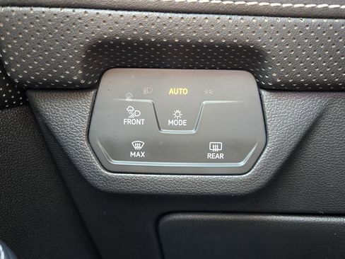 Used 2024 Volkswagen Atlas Cross Sport SE image 29