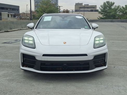 Used 2024 Porsche Panamera image 6