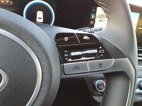 New 2025 Hyundai Elantra Limited image 11