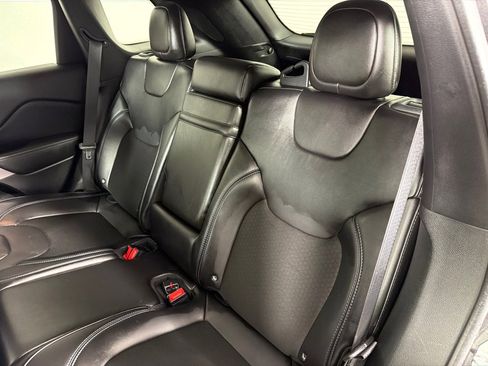 Used 2019 Jeep Cherokee Latitude Plus w/ Comfort/Convenience Group image 20