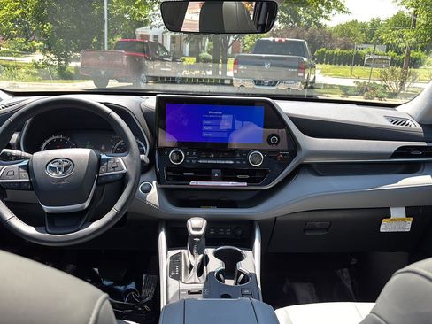 Used 2025 Toyota Highlander XLE AWD/4WD image 27