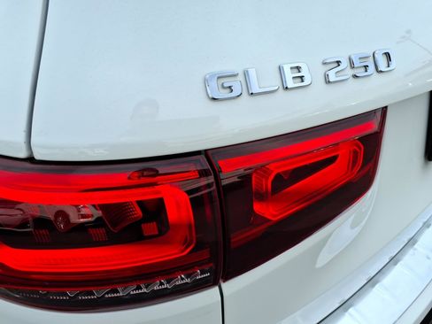 Used 2022 Mercedes-Benz GLB 250 4MATIC image 10