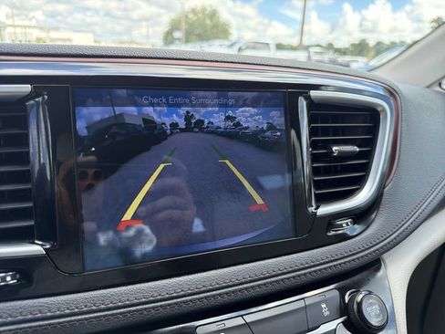 Used 2017 Chrysler Pacifica Limited w/ UConnect Theater Package FWD image 26