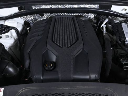 Certified 2022 Porsche Macan AWD/4WD image 27