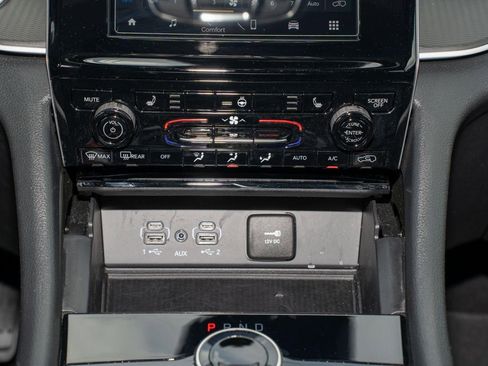 Used 2025 Jeep Grand Cherokee Laredo w/ Luxury Tech Group I RWD image 24