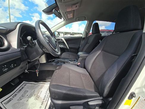 Used 2017 Toyota RAV4 LE FWD image 4