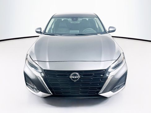 Used 2023 Nissan Altima 2.5 SV FWD image 2