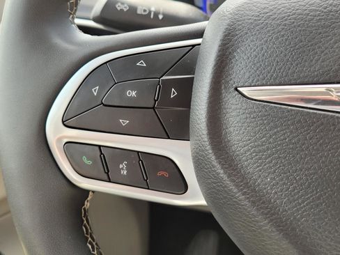 Used 2024 Chrysler Pacifica Touring-L FWD image 30