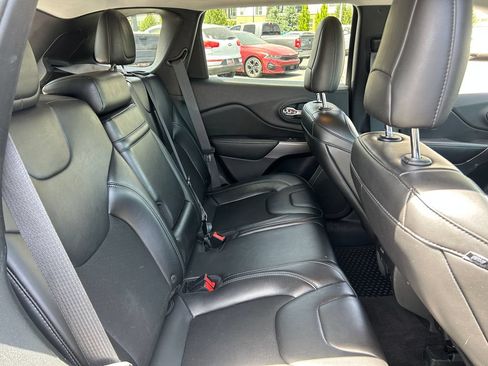 Used 2019 Jeep Cherokee Latitude Plus w/ Comfort/Convenience Group AWD/4WD image 34