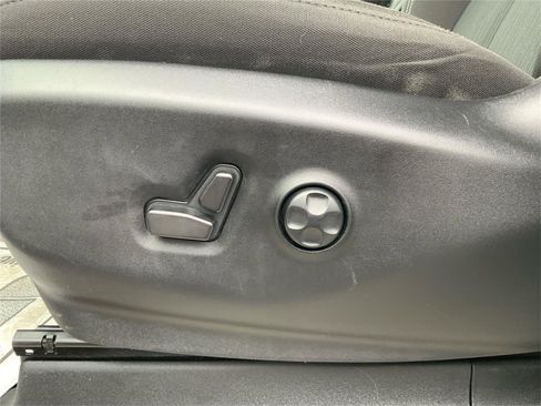 Used 2023 Chrysler Voyager LX image 19