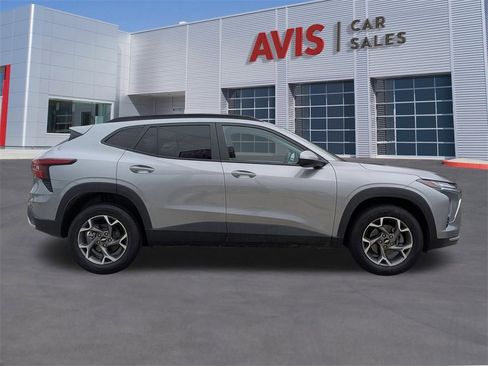 Used 2025 Chevrolet Trax LT w/ LT Convenience Package image 5