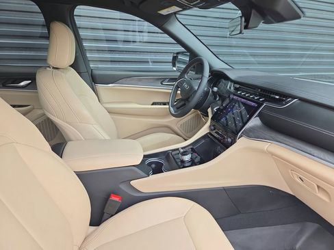 Used 2025 Jeep Grand Cherokee Limited image 18