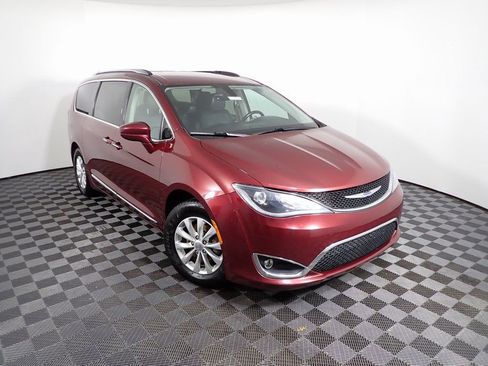 Used 2019 Chrysler Pacifica Touring-L image 6