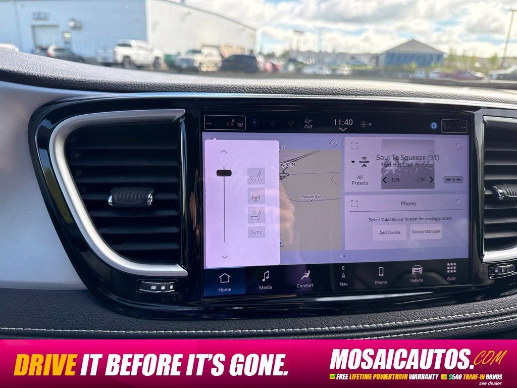 Used 2025 Chrysler Pacifica Limited FWD image 33
