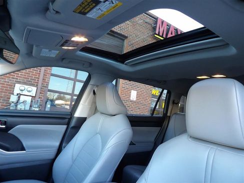 Used 2022 Toyota Highlander XLE image 36