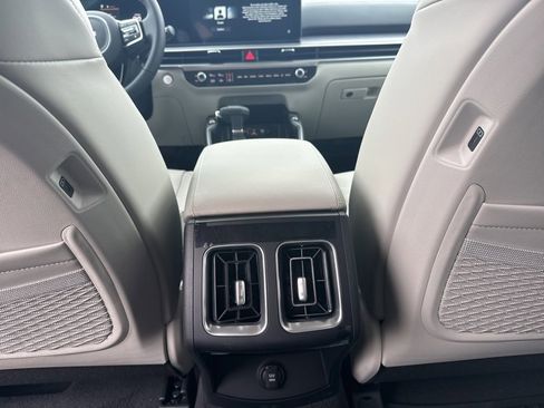 Used 2025 Kia Sorento S image 21