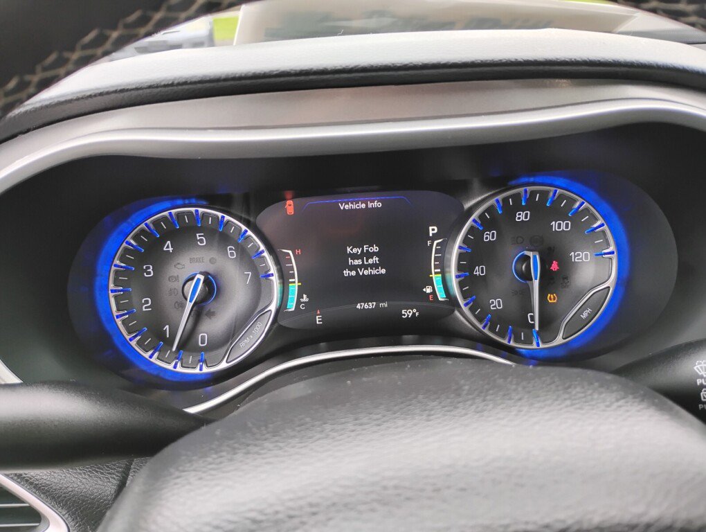 Used 2024 Chrysler Pacifica Touring-L FWD image 17