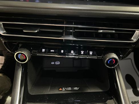 Used 2025 Chevrolet Traverse LT w/ Driver Confidence Package image 19