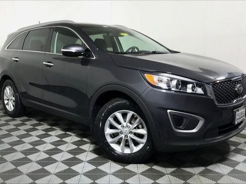 Used 2017 Kia Sorento LX image 3