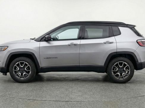 Used 2025 Jeep Compass Trailhawk image 5