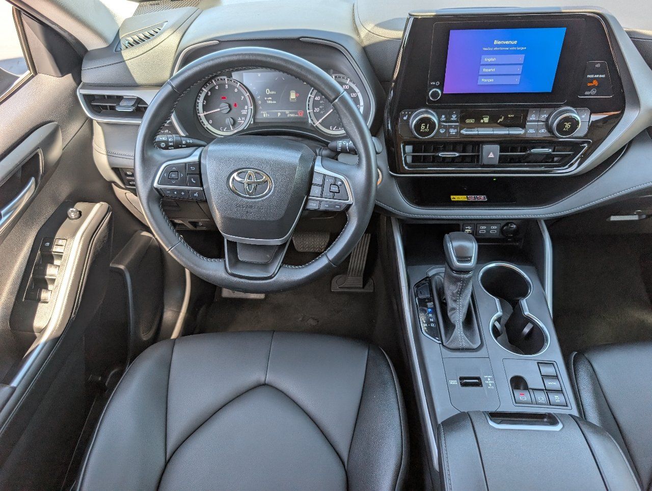 Used 2025 Toyota Highlander XLE FWD image 4