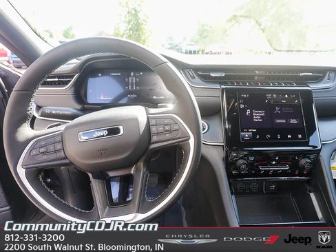 New 2025 Jeep Grand Cherokee Laredo X w/ Luxury Tech Group I image 11