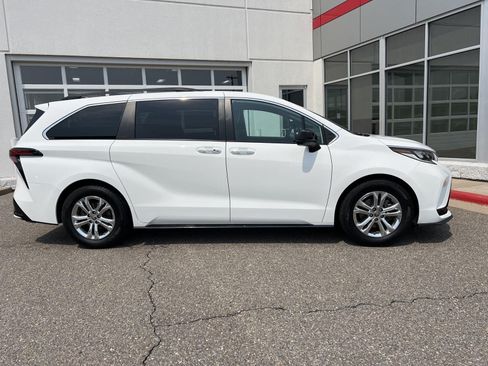Used 2022 Toyota Sienna XSE w/ XSE Plus Package AWD/4WD image 21
