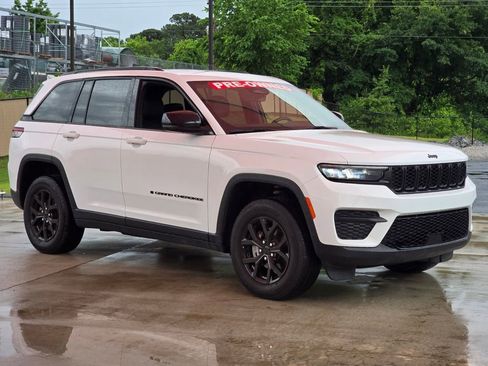 Used 2025 Jeep Grand Cherokee Altitude AWD/4WD image 7