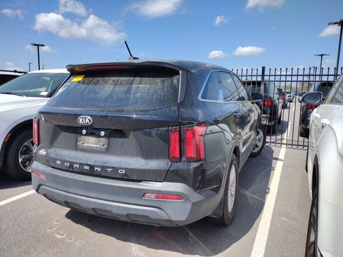 Used 2021 Kia Sorento LX image 3