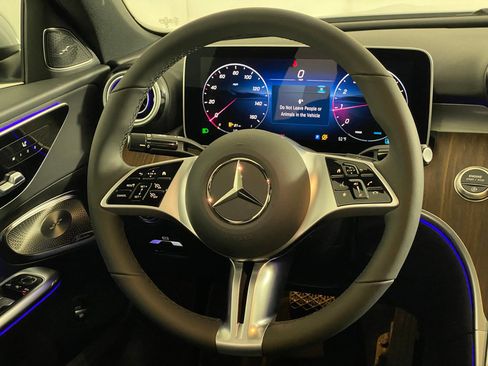 Used 2025 Mercedes-Benz C 300 4MATIC Sedan image 16