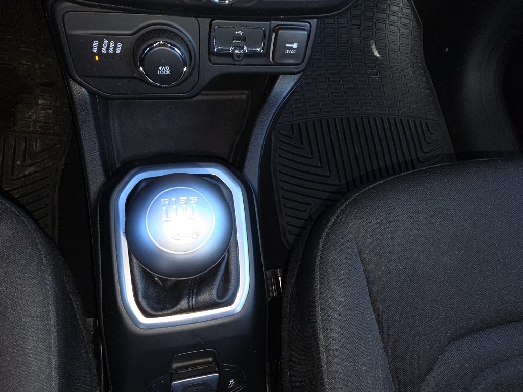 Used 2018 Jeep Renegade Latitude AWD/4WD image 24