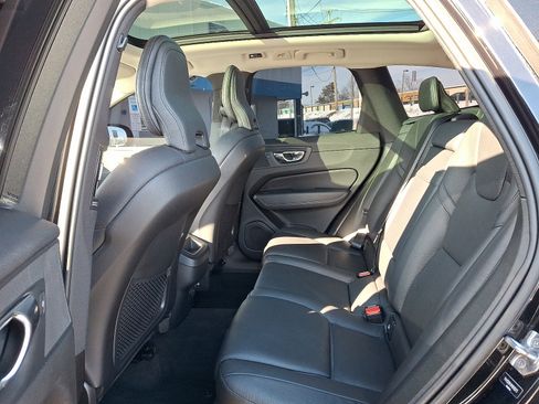 Used 2021 Volvo XC60 T5 Momentum w/ Premium Package image 10