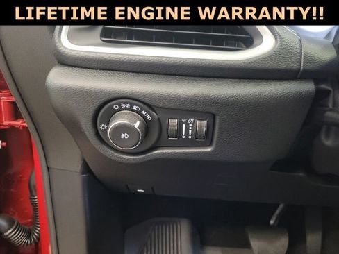 Used 2025 Chrysler Pacifica Select w/ Fav Edition Package FWD image 20
