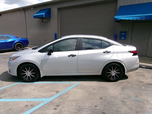 Used 2021 Nissan Versa S image 3