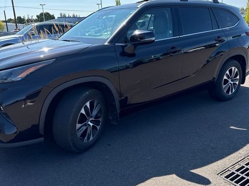Used 2022 Toyota Highlander XLE AWD/4WD image 1