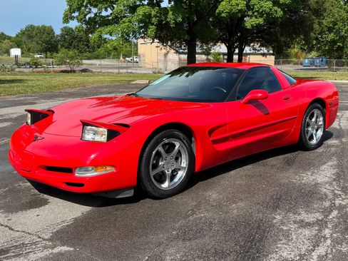 Used 2004 Chevrolet Corvette Coupe w/ Preferred Equipment Group RWD image 2