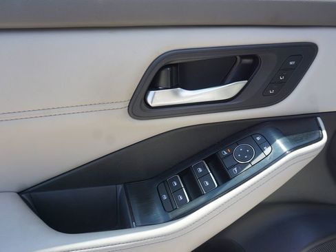 Used 2023 Nissan Rogue SL w/ SL Premium Package FWD image 4