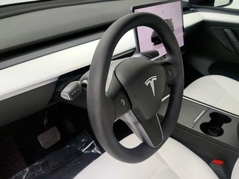 Used 2025 Tesla Model Y Long Range AWD/4WD image 46