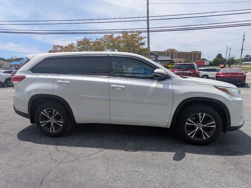 Used 2017 Toyota Highlander Plus FWD image 4