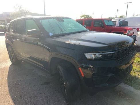 Used 2024 Jeep Grand Cherokee Altitude image 3