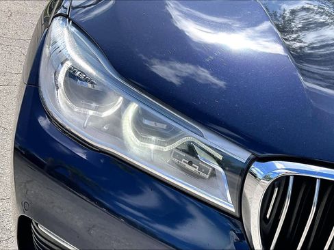 Used 2019 BMW 750i image 28