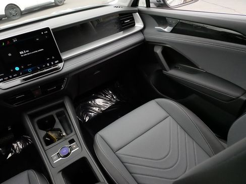 Certified 2025 Volkswagen Tiguan SE AWD/4WD image 11