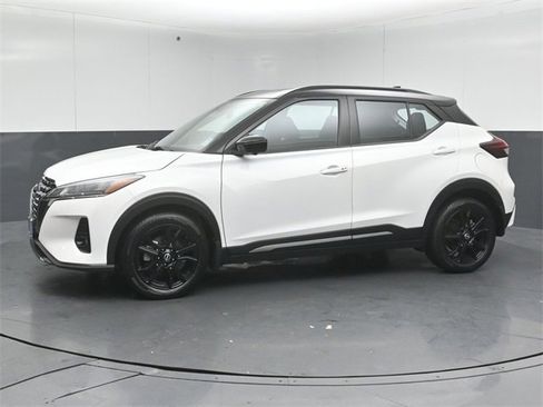 Used 2023 Nissan Kicks SR image 4