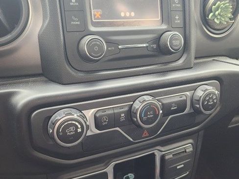 Used 2021 Jeep Gladiator Sport image 8