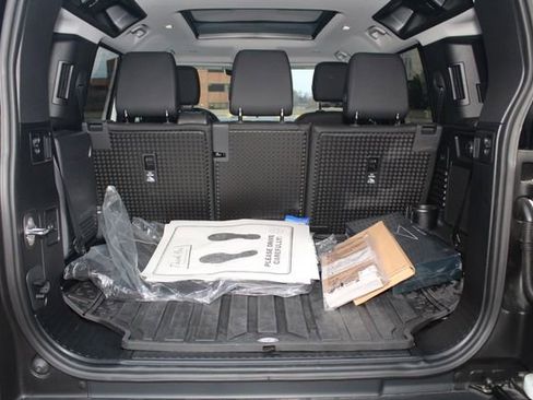 Used 2025 Land Rover Defender 110 X-Dynamic SE image 12